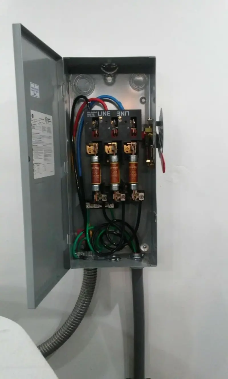 Three-phase disconnect switch installed for Smoke Detector Installation in Four Corners