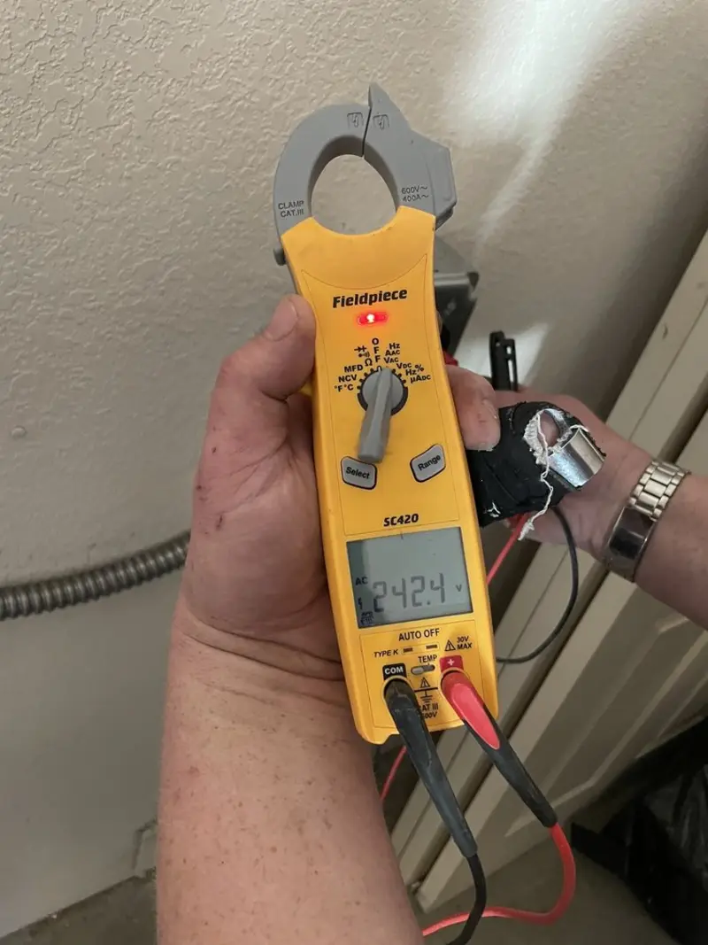 Voltage testing with clamp meter during Generator Installation in Four Corners